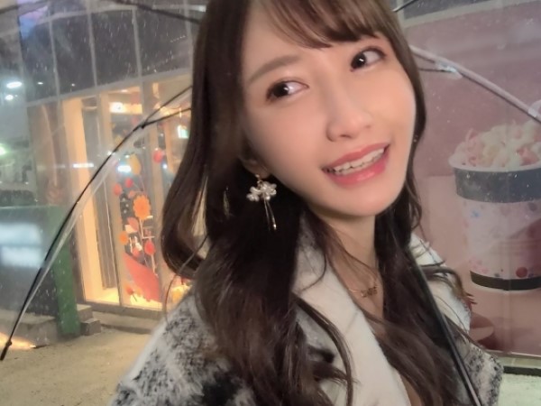 【巨乳NTRの誘惑】 元同級生の美乳に釘付け！ 彼女持ち男を誘惑するピンク乳首のワザ♡ 騎乗位で男を虜にする！