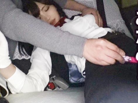 【車内で発情する美乳ドライバー】 制服姿の美乳が電マで刺激され、エロモード全開！ 淫乱なご奉仕プレイでお客様を満足させる♡