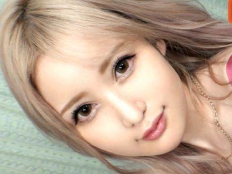 【ギャルの淫らな鏡プレイ】 金髪ギャルがバックで突かれ、鏡に映るエロい表情に興奮！ 中出しで絶頂の瞬間をキャッチ♡