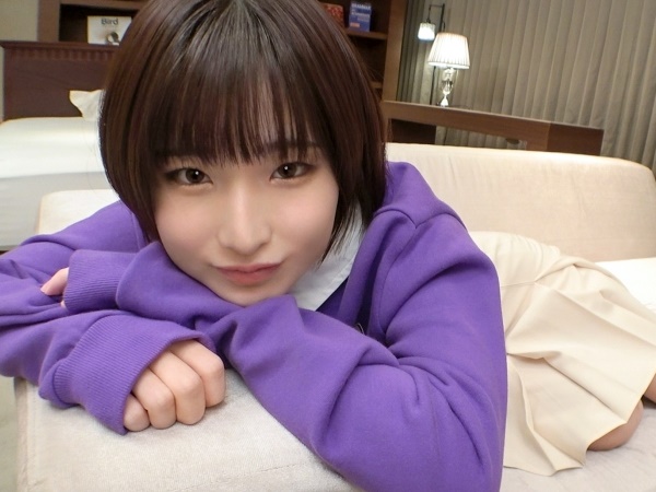 【小動物系美少女の初体験】 色白で可愛い彼女がエッチに挑戦！ ピストンで感じて、初めての快感にビクンビクン♡