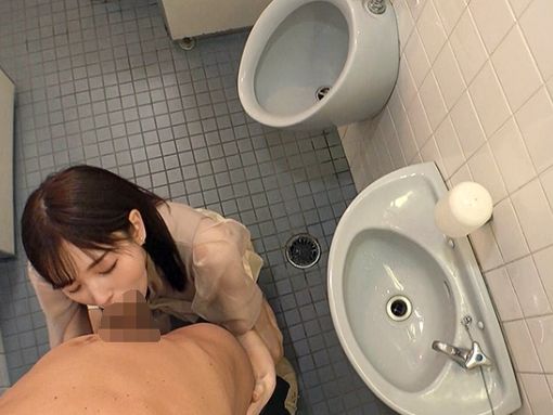 【素人】彼氏の言いなりOLがトイレでフェラチオご奉仕…メス穴を広げて騎乗位で尻を振りまくり…
