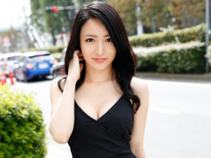 【ガールズバーで見せつけセックス】 美人バーテンダーが友達の前でイキまくり！ 恥じらいと快感の狭間で…♡