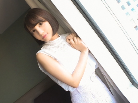 【無毛マ○コに生挿入】 パイパン美少女の敏感なアソコを激しくピストン！ キュートなあえぎ声で興奮MAX♡