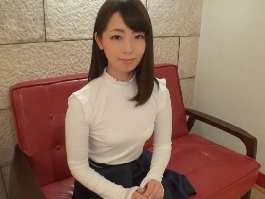 【スレンダー美熟女】 30代に見えない若妻がAVデビュー！ 男の乳首を刺激しながら手コキで射精へと導くテクニシャン！