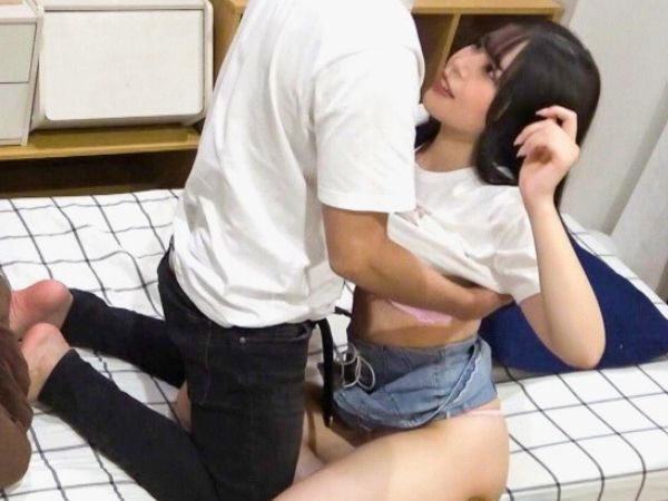 【美女連れ込みSEX】桃尻の形を露わにしたデニム生地のスカートが破壊力のある良い尻を強調！夢中で求める激しいSEX♡