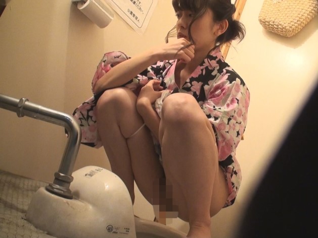 【浴衣美女の秘密のオナニー】花火大会の夜、トイレで浴衣をまくり上げて…まさかの自慰行為！？隠し撮りされた素人女子の恥ずかしい瞬間♡