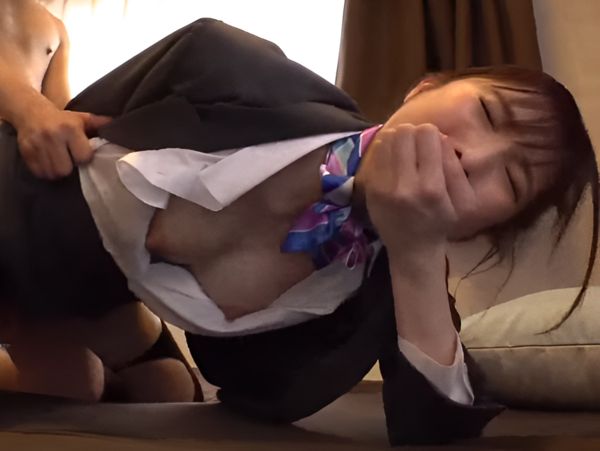【CAの秘密の欲望】『ダメ…でも気持ちいい…』スレンダーでちっぱいなキャビンアテンダントが、膣奥でザーメンを欲しがる！制服の下は敏感ボディで、本気の喘ぎ声が止まらない♡
