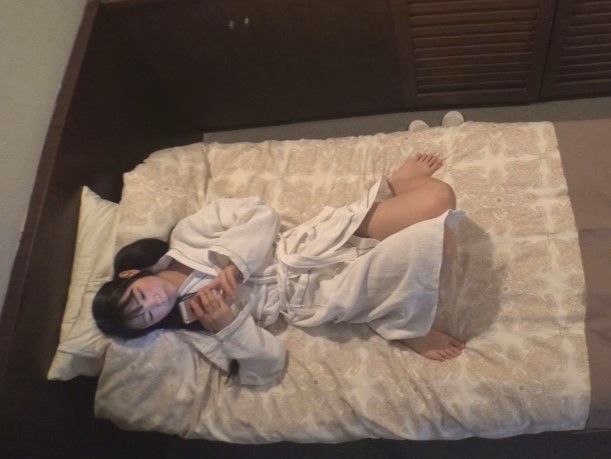 【自慰盗撮】女の子を一人きりにしてみたら…あらあら何だかもぞもぞ！自らの指をおマンコに挿入してくちゅくちゅ始まった！