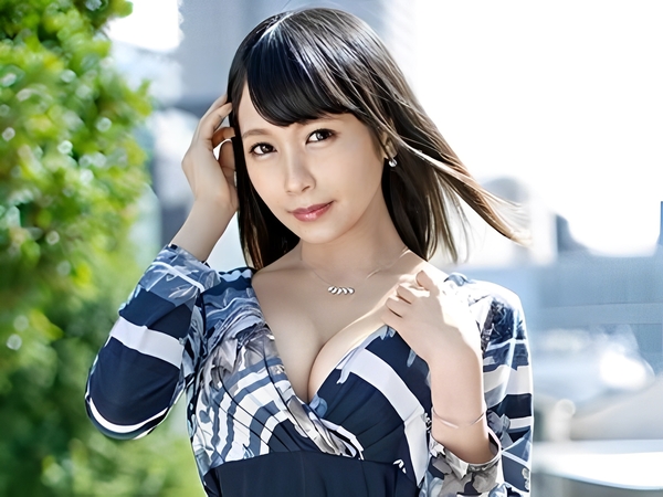 【ちっちゃくて巨乳な不倫相手】『ダメ…奥まで…』低身長Hカップ美女と禁断の情事！床で大胆に脚を開き、奥までズッポリ挿入！小さなカラダを揺らして感じまくるエロい腰使い♡