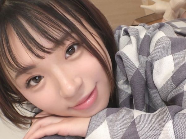 【ショートカット美少女と甘イチャ】童顔の天使がベッドで大胆に！キュートな笑顔から一転、甘いセックスでトロけるような喘ぎ声♡ 思わずメロメロになるラブラブエッチ！！