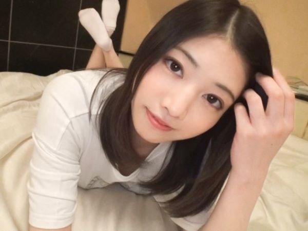 【初撮りドキュメント】天然美少女、カメラの前で大胆に変身！優しい手つきと激しい刺激に、清楚な顔がトロけて…呼吸も乱れ、本能のままに感じる姿は必見！
