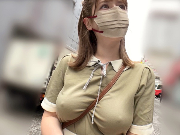 【乳首ポッチで誘惑散歩】『見られてるのに…感じちゃう…』ノーブラ美女が街中を乳首立たせて大胆露出！エッチな好奇心旺盛で、デカパイズリがヤバすぎる神テク披露♡