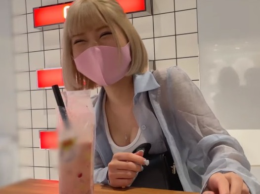 【金髪コンカフェ嬢の裏バイト】可愛い店員さんが濃厚フェラでご奉仕！ソファで正常位され、甘い声で喘ぎまくる♡本業では見せないエロい姿に興奮必至！