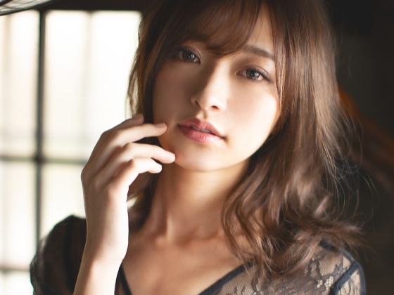 【衝撃デビュー】『初めてでドキドキ…』めちゃカワ美人のお姉さんがAV初挑戦！エロいカラダを密着させて、大胆な絡みにフル勃起間違いなし！大人の色気と初々しさが混ざり合う最高のデビュー作♡