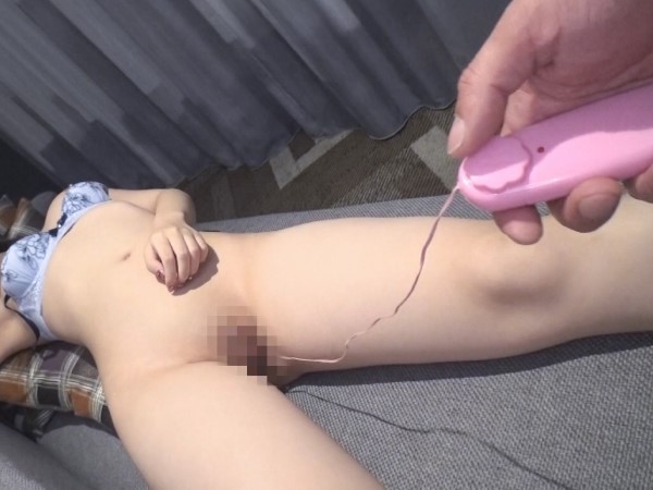 【素人】ギャルのおまんこをローター責め♡ぬるぬるビチョビチョまでパイパンを追い込んで追撃の肉棒ピストン♡