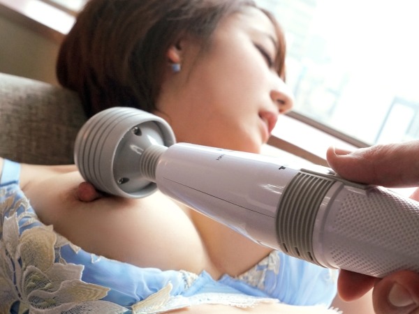【ジュエリー販売員の淫らな本性】電マで敏感乳首を刺激され、大きく勃起した乳首が物語る！立ちバックで激しく突かれ、おっぱいを揺らしながら絶頂を迎えるお姉さんの淫乱っぷりがヤバい♡