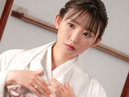 【田舎で汗だく】幼馴染のスレンダー美少女と密着セックス！卑猥な汁まみれのマ○コに生挿入、腰振りプレスで気持ち良すぎて悶絶！