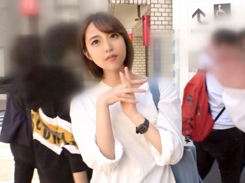 【ショートカット美少女の淫らな潮吹き】『やだ…出ちゃう！』キュートな顔してエッチなカラダの彼女が、おマンコを激しくかき回され、我慢できずに大噴射！チンコをペロペロ舐め回し、濃厚フェラでご奉仕しちゃう！！♡